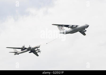 , Tambov Tambov Regione, la Russia. Il 30 maggio 2016. Giugno 28, 2016 nella città di Tambov (Russia) ha ospitato la mostra dell'aria. Questo anno è il 15 Anniversario Airshow. È stato frequentato aviation group acrobazia aerea delle forze aeree della Russia ''falchi della Russia'' (Lipetsk aviatsentr) sul su-35S E SU-27. Inoltre sono stati mostrati gli aeromobili un - 12, TU - 134 UBL, IL - 78, TU - 95 e l'orgoglio degli aerei Russi TU - 160 ''White Swan'' (codificazione NATO - ''Blackjack''). Nella foto - il rifornimento del TU - 95 nel cielo detiene un il - 78 © Aleksei Sukhorukov/ZUMA filo/Alamy Live News Foto Stock