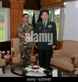 Dacca in Bangladesh. 29 Maggio, 2016. Cinese in visita il ministro della Difesa di Chang Wanquan (R) si riunisce con il Bangladesh è il capo del personale dell'esercito generale Abu Belal Muhammad Shafiul abbraccio a Dhaka, nel Bangladesh, 29 maggio 2016. © Liu Chuntao/Xinhua/Alamy Live News Foto Stock