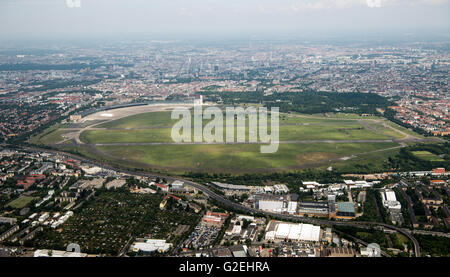 Berlino, Germania. 29 Maggio, 2016. L'ex aeroporto di Tempelhof di Berlino, Germania, 29 maggio 2016. Foto: BERND VON JUTRCZENKA/dpa/Alamy Live News Foto Stock