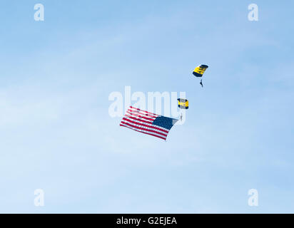 US Navy paracadute paracadutismo Team con un gigante di bandiera degli Stati Uniti a una flotta settimana evento in Liberty State Park. Foto Stock