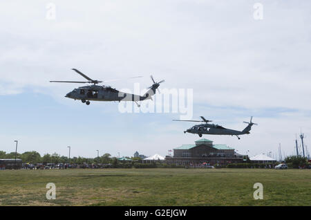 Due US Navy Seahawk elicotteri tenuto spento in corrispondenza di una flotta settimana evento in Liberty State Park, New Jersey Foto Stock