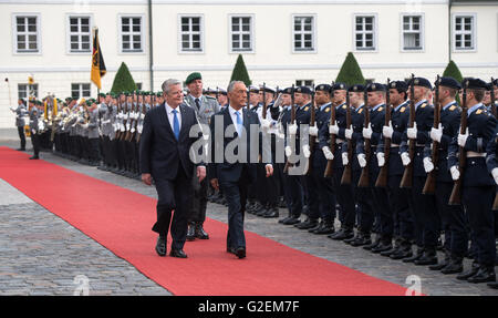 Berlino, Germania. Il 30 maggio 2016. Il Presidente tedesco Joachim Gauck (L) accoglie favorevolmente Presidente portoghese Marcelo Rebelo de Sousa con miltary lode presso il Palazzo Bellevue a Berlino (Germania), 30 maggio 2016. Il nuovo presidente portoghese è alla sua prima visita ufficiale in Germania. Foto: BERND VON JUTRCZENKA/dpa/Alamy Live News Foto Stock