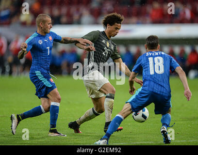 Tedesco della Leroy sane (C) e la Slovacchia di Vladimir Weiss (L) e Dusan Svento si contendono la palla durante le partite internazionali di calcio match tra il tedesco e la Slovacchia nel WWK Arena di Augsburg, Germania, 29 maggio 2016. Foto: ANDREAS GEBERT/dpa Foto Stock