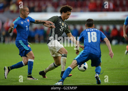 La Germania Leroy sane (C) e la Slovacchia di Vladimir Weiss (L) e Dusan Svento si contendono la palla durante le partite internazionali di calcio match tra il tedesco e la Slovacchia nel WWK Arena di Augsburg, Germania, 29 maggio 2016. Foto: ANDREAS GEBERT/dpa Foto Stock