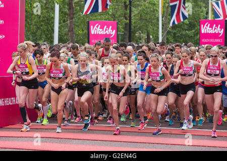 Londra, Regno Unito. Il 30 maggio 2016. Elite runner donna linea fino all'inizio. La vitalità di Londra 10000 m gara si svolge nel centro di Londra con i corridori e gli atleti in sedia a rotelle a partire e la finitura sul Mall. La manifestazione è anche il britannico 10K la gara su strada dei campionati. Credito: Immagini vibranti/Alamy Live News Foto Stock