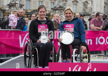 Londra, Regno Unito. Il 30 maggio 2016. Podio per sedie a rotelle con Nikki Emerson (2nd) e Shelly Woods (1a). La vitalità di Londra 10000 m gara si svolge nel centro di Londra con i corridori e gli atleti in sedia a rotelle a partire e la finitura sul Mall. La manifestazione è anche il britannico 10K la gara su strada dei campionati. Credito: Immagini vibranti/Alamy Live News Foto Stock