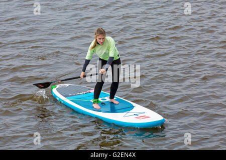 Bournemouth Dorset, Regno Unito il 30 maggio 2016. Regno Unito: meteo Paddleboarder a Boscombe su una cortina di nubi lunedì festivo Credito: Carolyn Jenkins/Alamy Live News Foto Stock