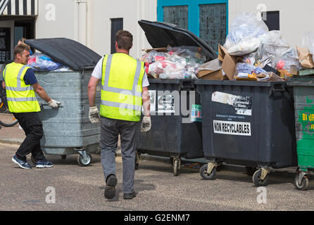 Bournemouth Dorset, Regno Unito il 30 maggio 2016. Un sacco di rifiuti, come i bidoni sul lungomare a Bournemouth sono traboccante su lunedì festivo e dei lavoratori che arrivano per svuotare il loro credito: Carolyn Jenkins/Alamy Live News Foto Stock