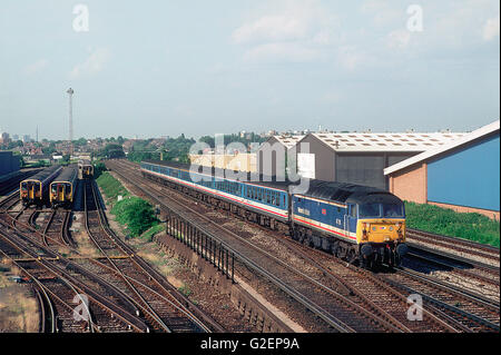 Una rete di classe a sud-est 47 locomotore lavorando un 'Network Express' service passando l'EMU depot a Wimbledon. Il 17 giugno 1993. Foto Stock