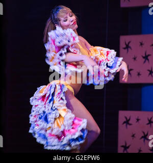 Square ritratto di una ballerina in un cubano di spettacolo di cabaret, Cuba. Foto Stock