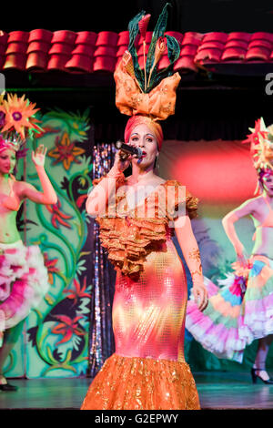 Square ritratto di un gruppo femminile di cantare e ballare in un cubano di spettacolo di cabaret, Cuba. Foto Stock