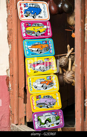 Vista verticale di un negozio che vende le placche di auto classiche in Trinidad, Cuba. Foto Stock