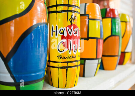 Vista orizzontale di un negozio di vendita colorati vasi di ceramica in Trinidad, Cuba. Foto Stock