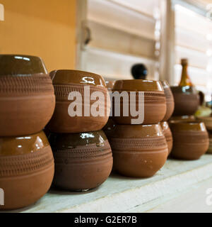 Chiudere orizzontale di terracotta Canchanchara tazze in vendita da una ceramica in Trinidad, Cuba. Foto Stock