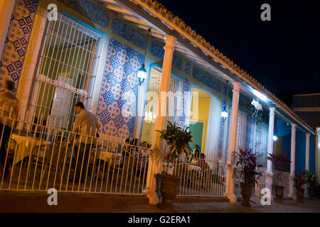 Orizzontale di street view del ristorante El Jigüe in Trinidad di notte, Cuba. Foto Stock
