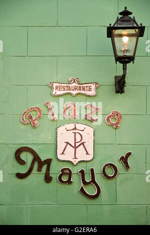 Verticale di chiusura del Ristorante Plaza Mayor segno sulla parete in Trinidad, Cuba. Foto Stock