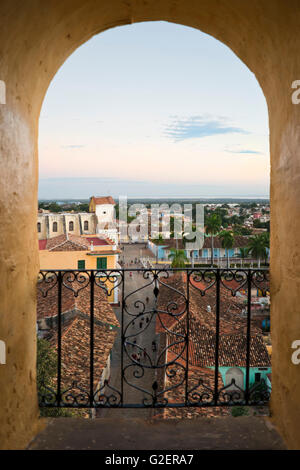 Antenna verticale vista attraverso una finestra di Plaza Mayor in Trinidad, Cuba. Foto Stock