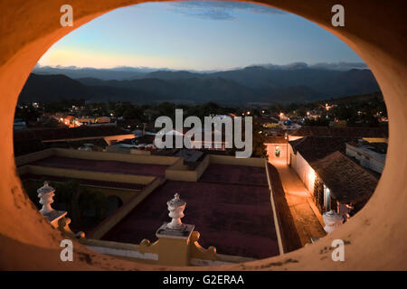 Antenna orizzontale vista attraverso un oblò di Trinidad al tramonto, Cuba. Foto Stock