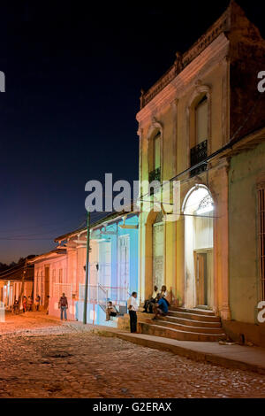 Verticale di street view di Trinidad di notte, Cuba. Foto Stock