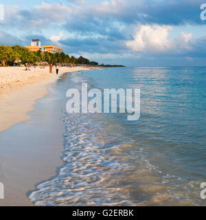 Vista sulla piazza di Playa Ancon vicino a Trinidad, Cuba. Foto Stock