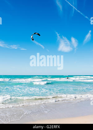 Vista verticale di un kitesurfer schiantarsi attraverso le onde a Varadero, Cuba. Foto Stock