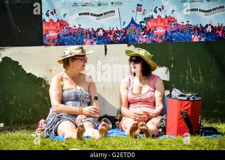 I frequentatori del festival durante la BBC Radio 1's Big Weekend al Castello di Powderham in Exeter. Foto Stock