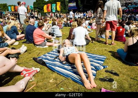 I frequentatori del festival durante la BBC Radio 1's Big Weekend al Castello di Powderham in Exeter. Foto Stock