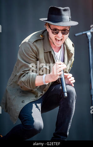 OneRepublic cantante Ryan Tedder esegue sul palco durante la BBC Radio 1's Big Weekend al Castello di Powderham in Exeter. Foto Stock