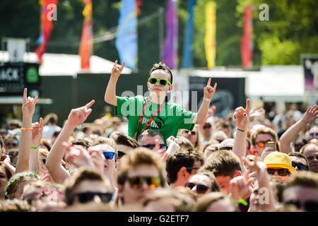 I frequentatori del festival durante la BBC Radio 1's Big Weekend al Castello di Powderham in Exeter. Foto Stock