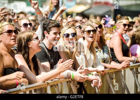 I frequentatori del festival durante la BBC Radio 1's Big Weekend al Castello di Powderham in Exeter. Foto Stock