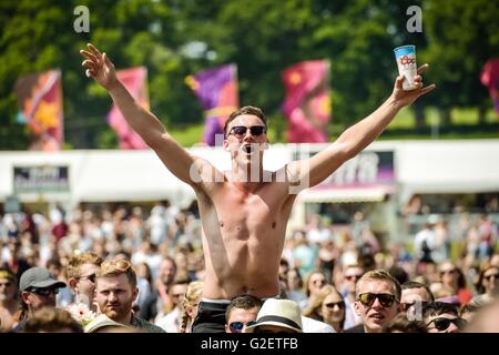 I frequentatori del festival durante la BBC Radio 1's Big Weekend al Castello di Powderham in Exeter. Foto Stock