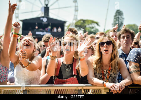 I frequentatori del festival durante la BBC Radio 1's Big Weekend al Castello di Powderham in Exeter. Foto Stock