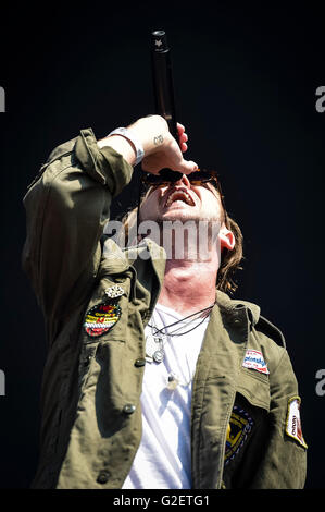 OneRepublic cantante Ryan Tedder esegue sul palco durante la BBC Radio 1's Big Weekend al Castello di Powderham in Exeter. Foto Stock