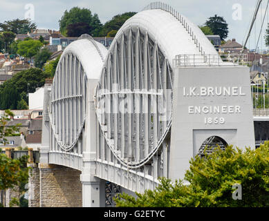 Il Royal Albert Bridge (ponte ferroviario) progettato da Isambard Kingdom Brunel attraversa il fiume Tamar tra Devon e Cornwall Foto Stock