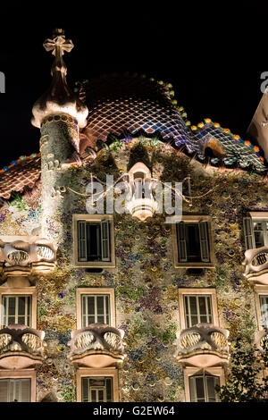 Gaudi Casa Batllo di notte, Barcellona Foto Stock