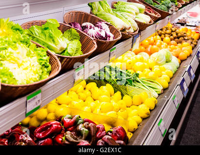 La verdura e la frutta in un supermercato. Foto Stock