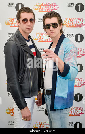 Ultimo shadow puppets Miles Kane (sinistra) e Alex Turner back stage durante la BBC Radio 1's Big Weekend al Castello di Powderham in Exeter. Foto Stock