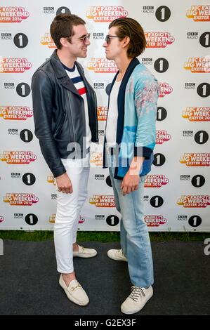 Ultimo shadow puppets Miles Kane (sinistra) e Alex Turner back stage durante la BBC Radio 1's Big Weekend al Castello di Powderham in Exeter. Foto Stock