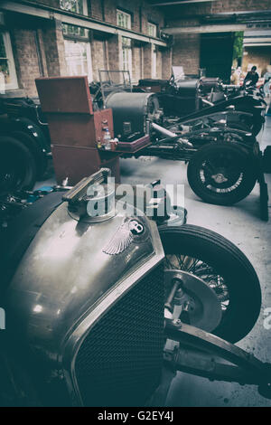 Vintage Bentley laboratorio di restauro a Bicester Heritage Centre. Oxfordshire, Inghilterra. Vintage filtro applicato Foto Stock