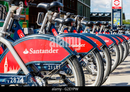 London, Regno Unito - 23 Maggio 2017 - Santander noleggio bici a noleggio al di fuori la stazione di St. Pancras, noto anche come Boris bikes dopo il maggio Foto Stock