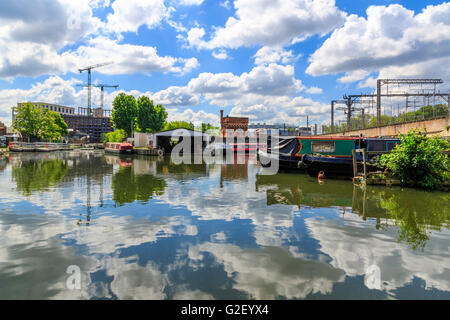 Le file di case galleggianti e imbarcazioni strette sulle rive del canale a St Pancras Yacht Basin, parte del Regent's Canal a Londra Foto Stock