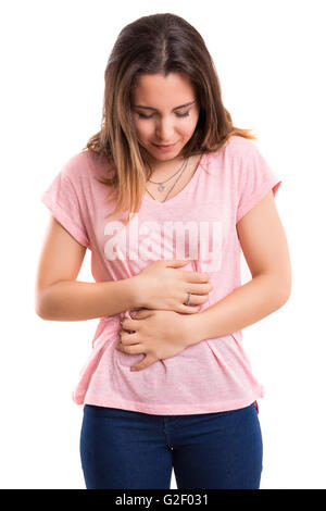 Giovane donna che soffre di mal di stomaco, isolato su bianco Foto Stock