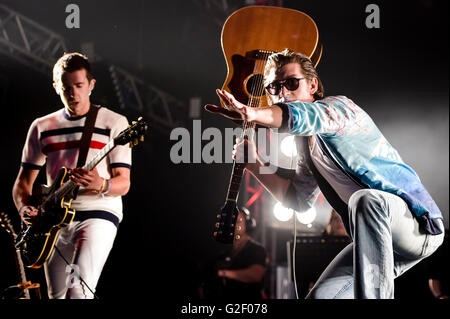 Miles Kane (sinistra) e Alex Turner dall'ultimo shadow puppets eseguire sul palco durante la BBC Radio 1's Big Weekend al Castello di Powderham in Exeter. Foto Stock