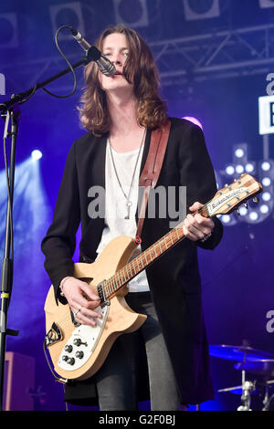 Blossoms cantante Tom Ogden esegue sulla BBC Introduzione di fase durante la BBC Radio 1's Big Weekend al Castello di Powderham in Exeter. Foto Stock