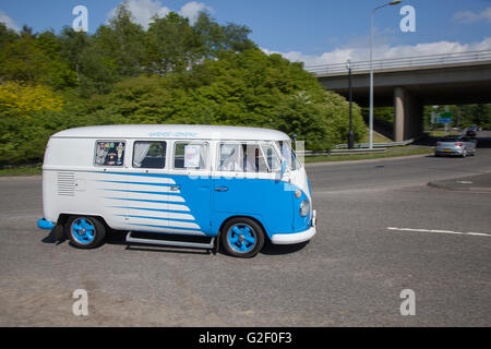 Restaurato anni '1966 60 anni '60, VW Volkswagen Campervan bianco blu, camper VW modificato anni '60, i classici camper splitty VW T2 a schermo diviso raffreddati ad aria al Pendle Power Fest, un classico, veterano e storico salone automobilistico tenutosi a Barrowford, Lancashire, Regno Unito Foto Stock