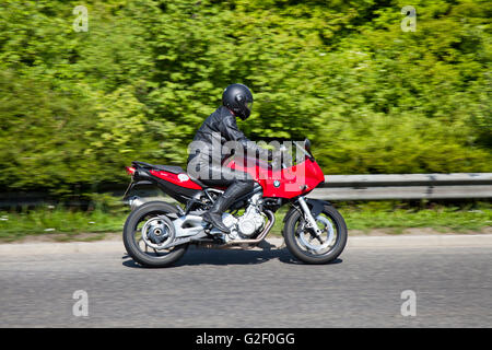 Moto BMW; F800S Motorcycle a Pendle Power Fest, una classica, veterana e storica fiera automobilistica tenutasi al Nelson & Colne College, Barrowford, Lancashire, Regno Unito Foto Stock