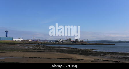 Vista in lontananza rosyth e indietro attraversamenti visto dal limekilns fife scozia maggio 2016 Foto Stock