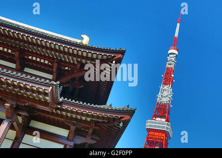 Tetto del Daiden (Hondo) la sala principale del Tempio di Zojoji e la Torre di Tokyo a Tokyo in Giappone Foto Stock