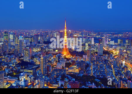 In generale lo skyline della città vista notturna con la Torre di Tokyo di Tokyo, Giappone