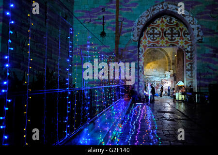 Luce arte di installazione su Damasco Gate nella Città Vecchia durante il Festival di Gerusalemme di luce in Israele che si svolge annualmente intorno alla città vecchia con effetti speciali di illuminazione siti storici e mostra il lavoro di importanti artisti internazionali. Foto Stock